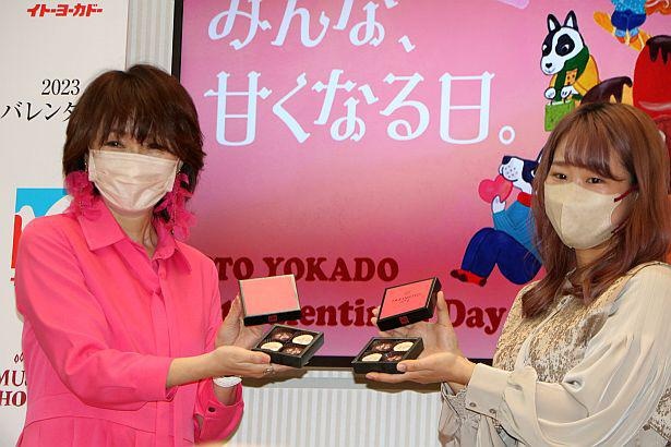 クール＆スタイリッシュなパッケージがポイントになった「TAKIMOTO N゜2」の「桜ショコラアソート」(4個入り864円)をおすすめする市川氏と西田氏(左から)