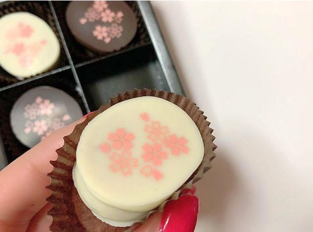 「TAKIMOTO N゜2」の「桜ショコラアソート」。ブランドイメージの黒と桜のイメージのピンクを組み合わせたチョコがセットに。こちらは「きなこソフトチョコ」