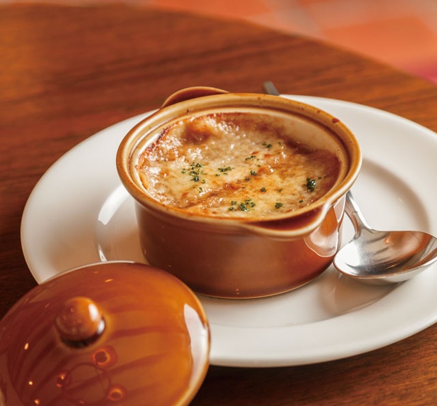 ロイヤルホストの看板メニュー「オニオングラタンスープ」。淡路産タマネギをじっくりと炒め、自然な甘味とコクを閉じ込めた伝統の一品だ
