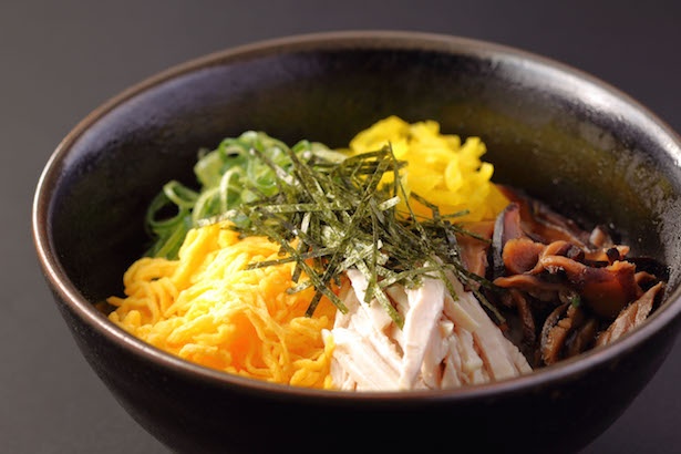 8月は鹿児島・宮崎・大分のご当地グルメを特集。鹿児島の定番料理「鶏飯」