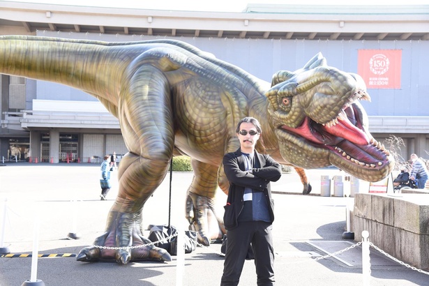 東京国立博物館本館前には、高さ4.1メートルの超特大「恐竜バルーン」も設置