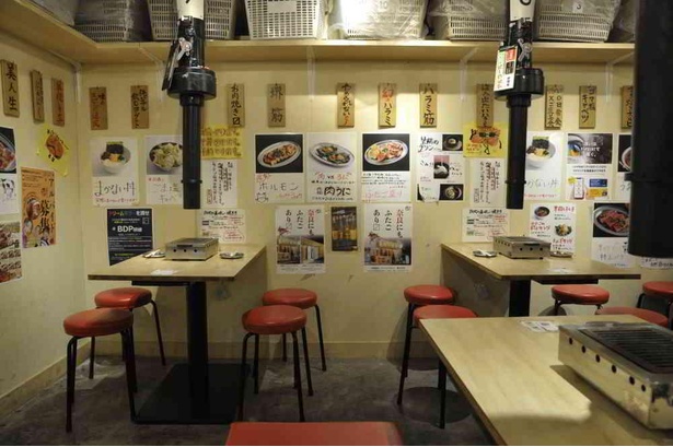 「大阪焼肉・ホルモン ふたご」天満店の店内。壁に貼られたメニューは見ているだけでも食欲をそそる