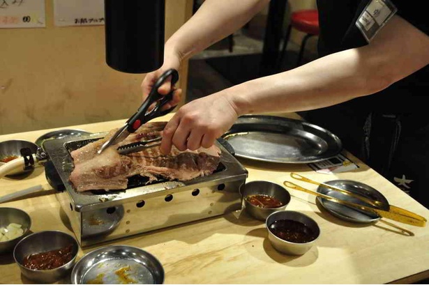 大きな肉はハサミで手際よく切り分けられ、部位ごとにちょうどいい焼き加減で提供してくれる