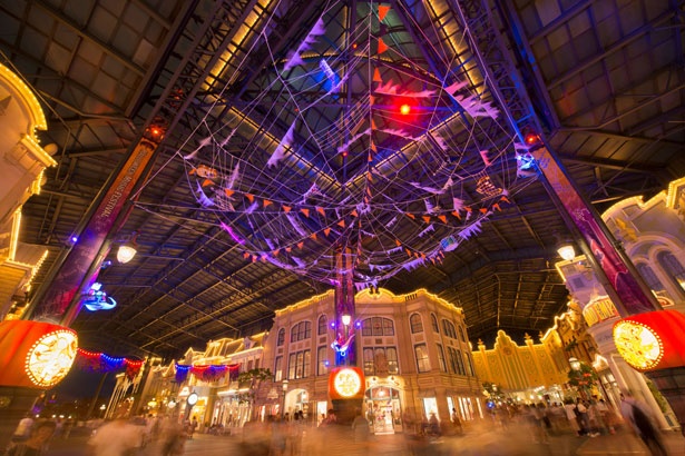 クモの巣やおばけでデコレーションされた、東京ディズニーランドのワールドバザール