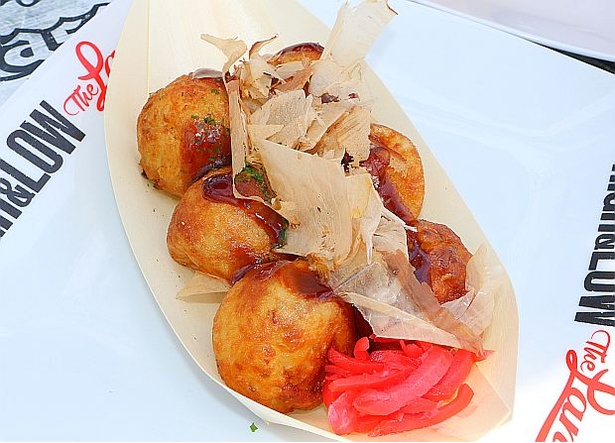 たこ焼きやパスタ、蕎麦や唐揚げ、パフェなどもそろう飲食スペース