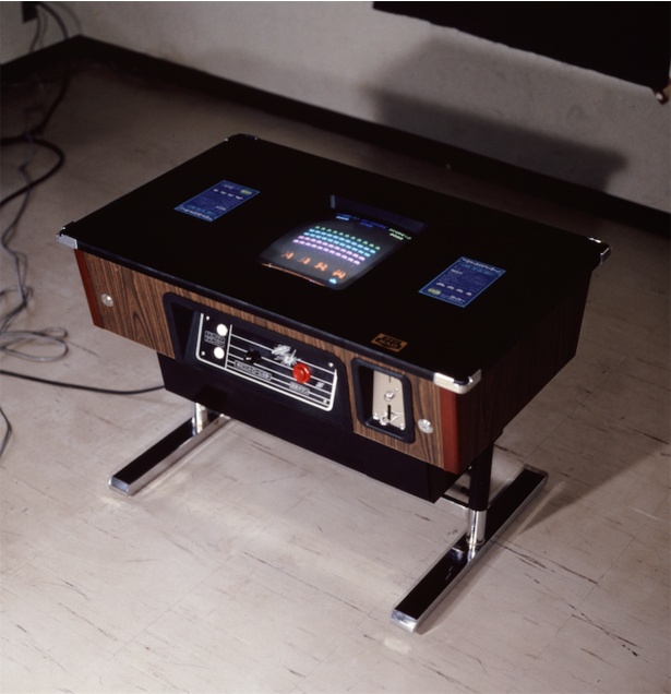 「テーブル筐体」(テーブル型ゲーム機の通称)。1977年にタイトーらが広めたとされる