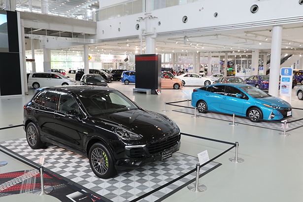 ル・マンで培った「ハイブリッド技術」を使った市販車両も併せて展示