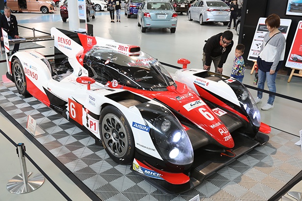 トヨタのル・マン24時間レース参戦車両TS050 HYBRIDを見る家族