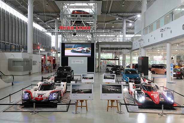 ポルシェとトヨタのレース車両と、その技術を搭載したハイブリッド市販車を展示