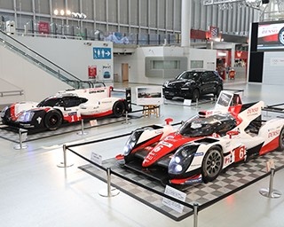 3大自動車レース目前でにらみ合い!?トヨタ＆ポルシェ参戦車両が異例の展示