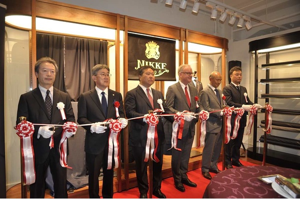 6月13日に行われたオープニングセレモニーではテープカットも行われ、高岡浩三ネスレ日本CEO（左から2人目）や、スティーブ・ペイトン駐日ニュージーランド大使らも列席した