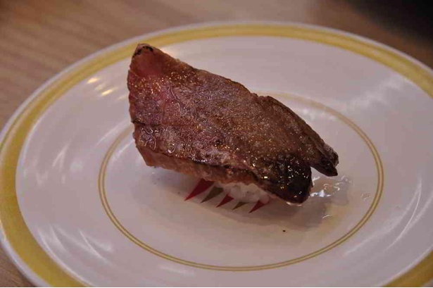 【写真】炙天然本鮪とろ(363円)。したたるほどの脂の旨味がたまらない