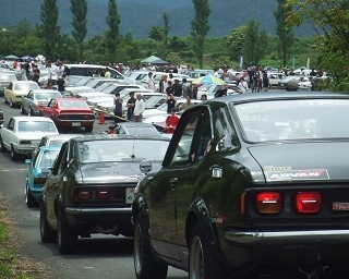 「ハコスカ」や「ケンメリ」など昭和の名車約700台！夏のスキー場に全国から大集合