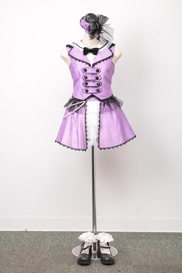 山本彩着用の『ヴァージニティー』衣装は、タイトルと彼女の儚げで繊細なイメージを反映した紫色