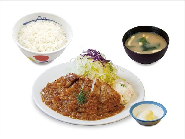 【写真を見る】ポテトサラダ(プラス40円で提供)がセットになった「厚切りポークソテー定食」