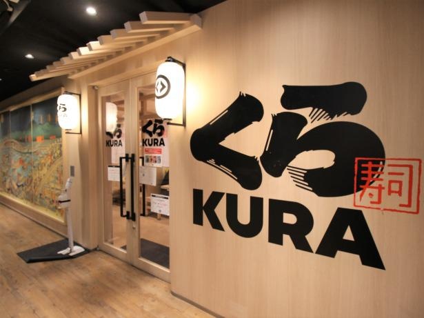 入口横にある巨大な浮世絵が印象的