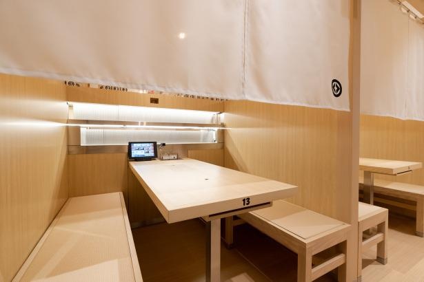 箸や調味料などは、テーブルの内部に格納されているので、テーブル周りがスッキリとしている