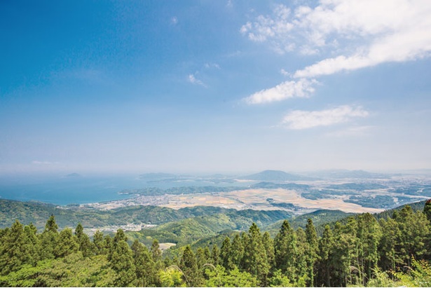 【写真を見る】「いきさん展望台」は、標高約610m、糸島西側の市街地や九大エリアも一望できるビュースポット
