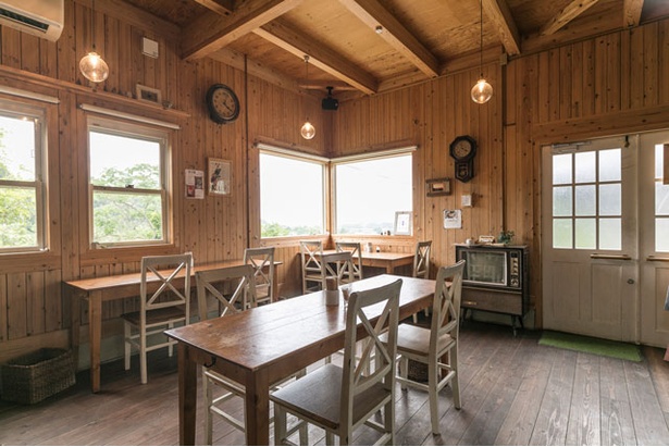 「cafe食堂 Nord」の店内は、木材をふんだんに使った雰囲気たっぷりの空間