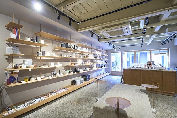 日本国内のさまざまなメーカーのコーヒー器具を取りそろえる。品揃えの広さに思わず目を見張る
