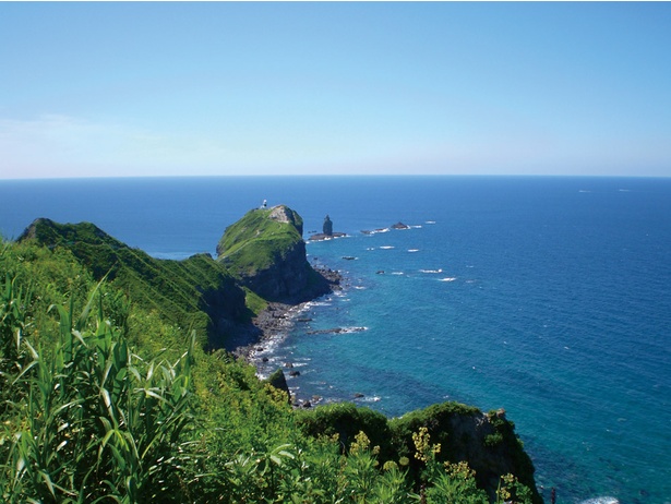 神威岬。岬の先端では、周囲300度の丸みを帯びた水平線が眼下に見られる