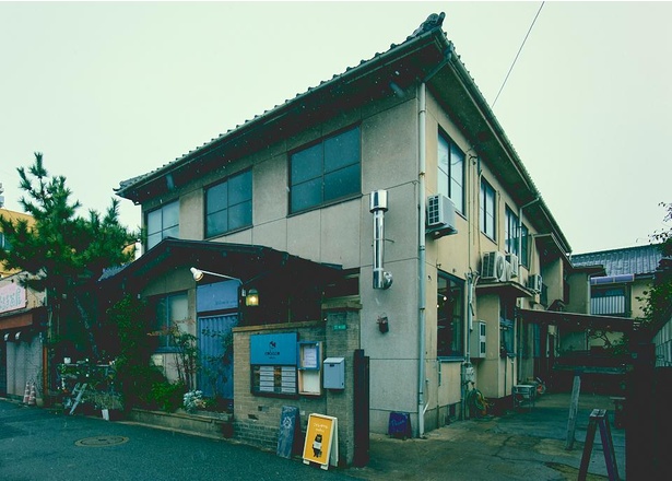 九州工業大学正門前に位置するcobaco tobata