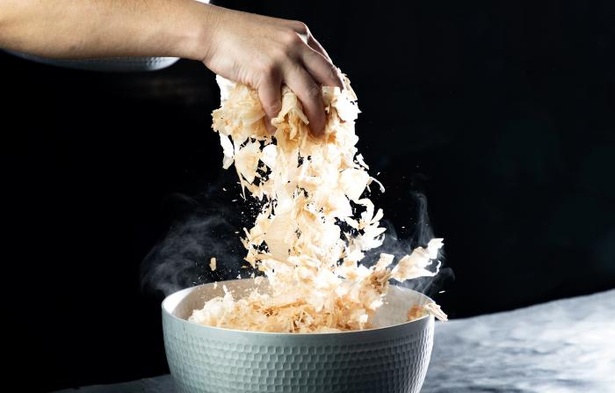 伝統のダシを基本に、旬の食材をふんだんに取り入れたコース料理を用意