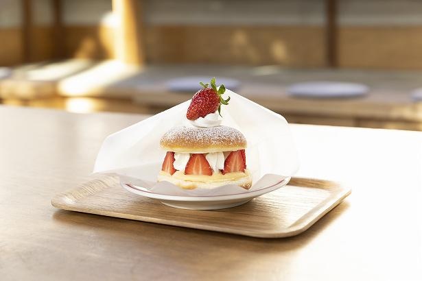 「HIGUMA Doughnuts × Coffee Wrights 表参道」の「佐賀県産“いちごさん”ドーナッツサンド」