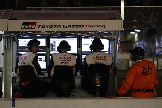 予選の状況を見守るスタッフ