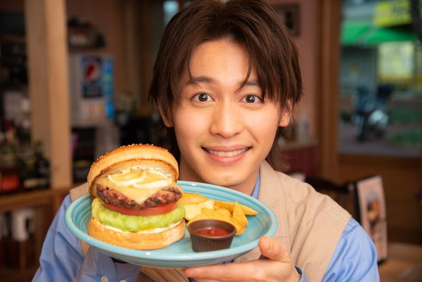 俳優・小林亮太が「Louis Hamburger Restaurant(ルイス ハンバーガーレストラン)」の「レモンチーズバーガー」を食レポ！