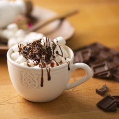 【写真】生クリームをのせたココアにチョコレートシロップを垂らせば、おうちでカフェ気分に！