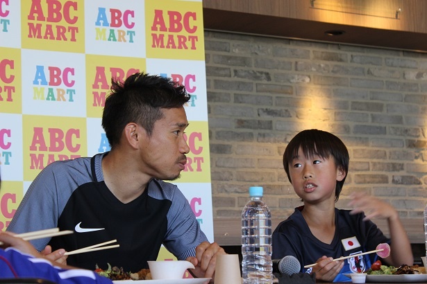食事をしながら子供たちとコミュニケーション