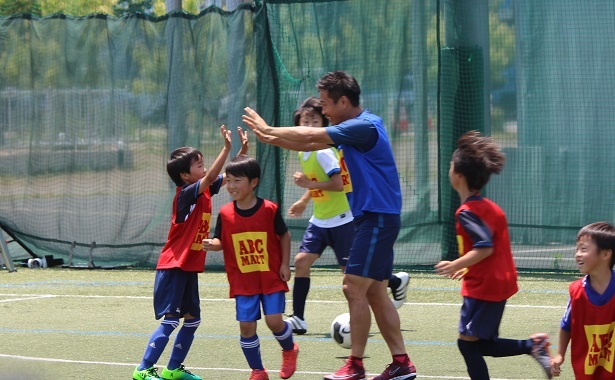 子供たちとハイタッチ