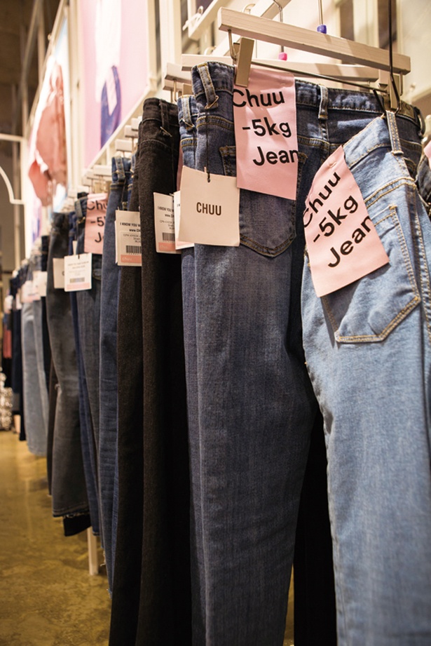 「chuu」(麻浦区)の人気商品「-5kgジーンズ」は1万5000ウォン(約1470円)から5万ウォン(約4900円)までの価格で販売