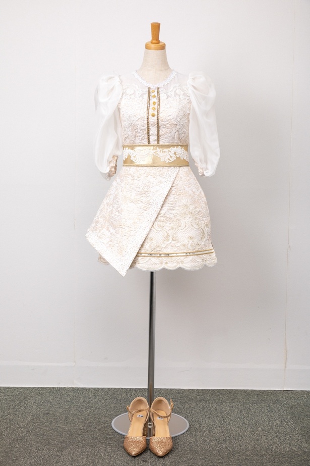 前田令子着用の衣装。パフスリーブ型のトップスとタイトスカートを組み合わせ、ベルトを巻いてスタイルがさらによく見えるように