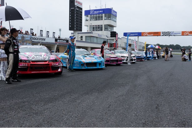 オープニングセレモニーで並ぶマシン達