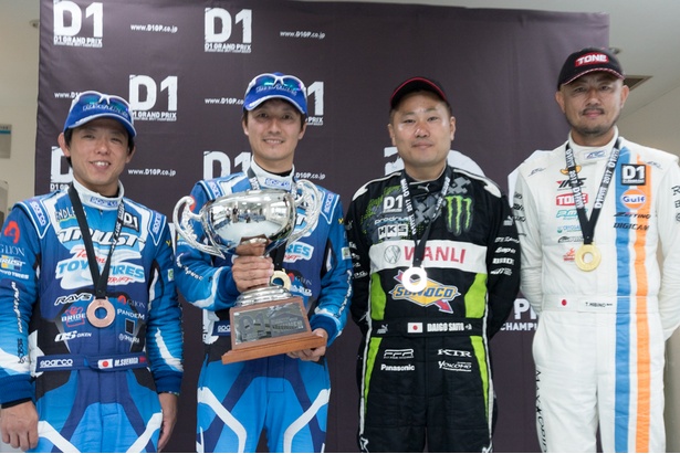 左から3位の末永、優勝した川畑、2位の斎藤、単走優勝した日比野