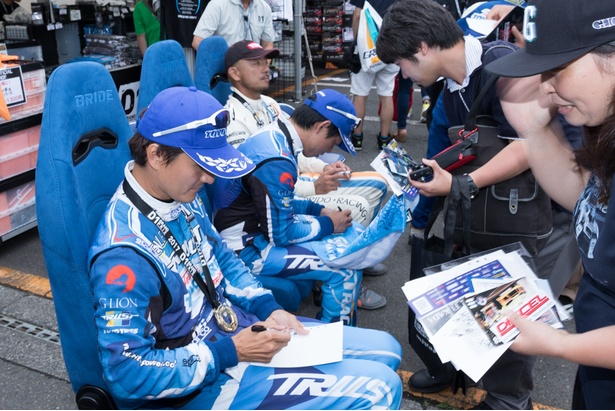 ファンにサインをする選手