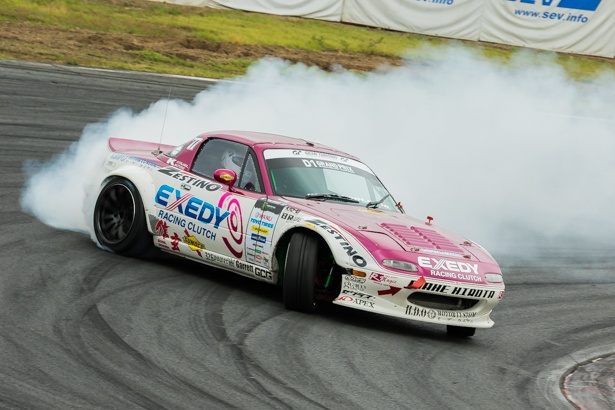 初期型のロードスターにロータリーエンジンを搭載したマシン