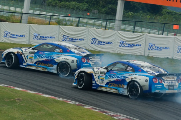 第一ヘアピンを抜けてゴールへと向かうGT-R