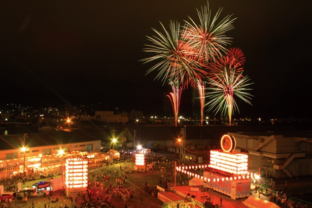 初日と最終日の夜には小樽の夜空を彩る「道新納涼花火大会」も開催