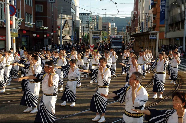 名物の「いか踊り」や「函館港おどり」を踊りながら約2万人の市民がパレードする「ワッショイはこだて」が見もの
