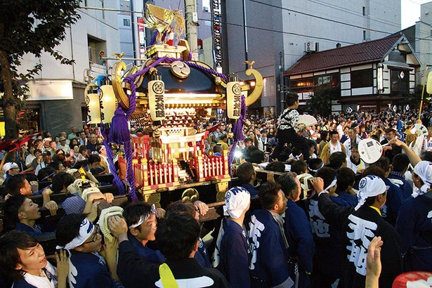 大雪連合神輿の練行や烈夏七夕まつりを行う