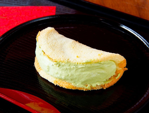 「抹茶オムレット」(100円)は、ふわふわとしたパンケーキ