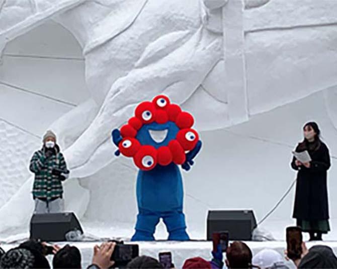 開催まであと2年と少し！2025年日本国際博覧会(大阪・関西万博)の公式キャラクター「ミャクミャク」が、さっぽろ雪まつりに登場