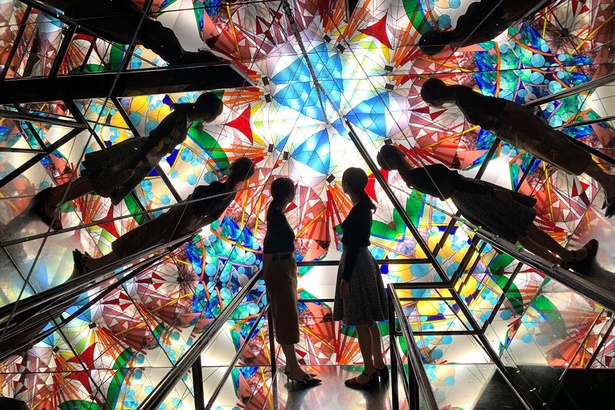 さまざまな色に変化する巨大万華鏡「スフィア」は、フォトジェニックだと話題！