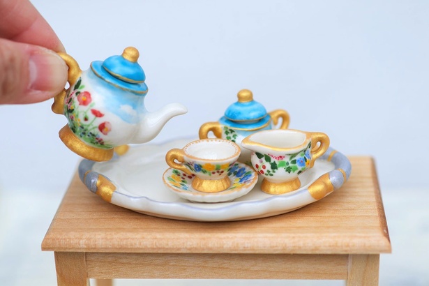瀬戸市在住で、陶磁胎七宝作家として人気の水野このみさんデザインによるミニチュア食器