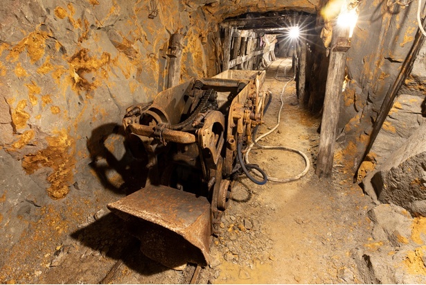 人力で掘進作業を行う鉱山が減ったため、現在はもう国内製造されていないという貴重な鉱山用小型ローダー(運搬車)