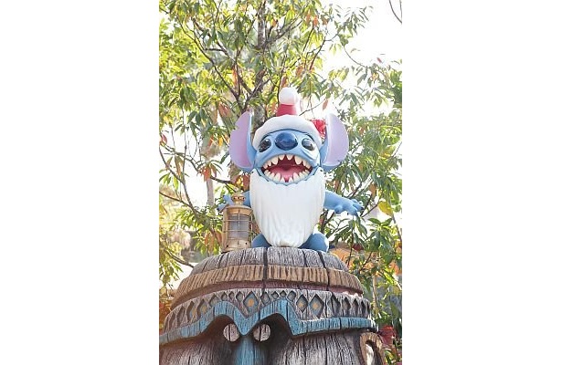 【5】アドベンチャーランドで白いヒゲをつけたスティッチサンタを発見！今年はトーキングドラムに登場している