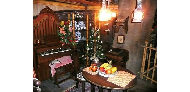 【6】スイスファミリー･ツリーハウスにあるクリスマ スの装飾を探し出そう。リビングルームにツリーが飾られ、オルガンからはクリスマスソングも